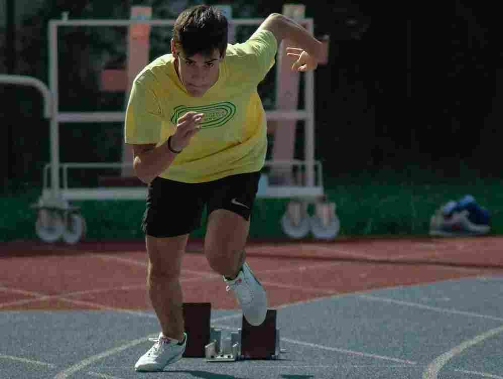 Atleta che parte dai blocchi di partenza sulla pista