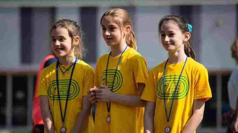 Tre giovani atlete con la medaglia al collo
